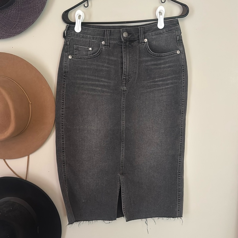 HM black denim pencil skirt • Size 6 • worn black • very gently used